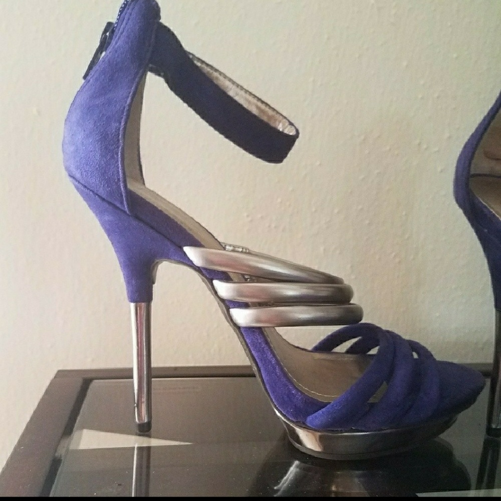 Size7 BCBG Paris Suade heels